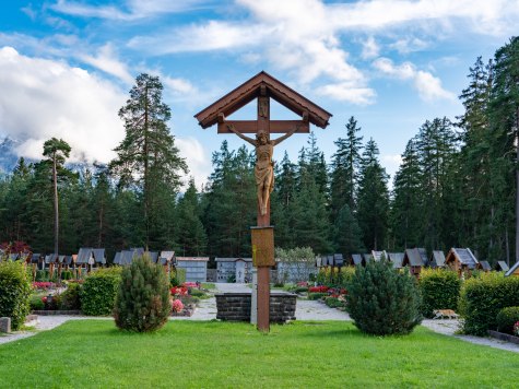 Friedhof Kreuz mit Brunnen, © Gemeinde Krün