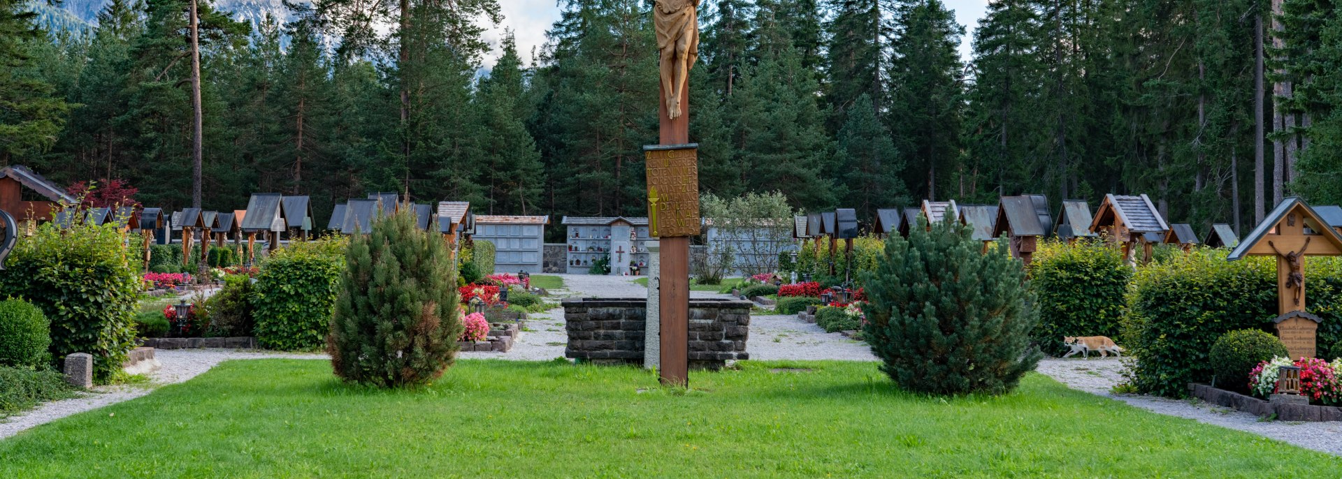Friedhof Kreuz mit Brunnen, © Gemeinde Krün