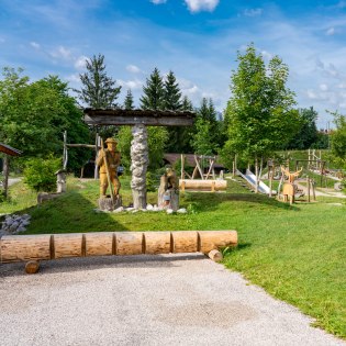 Flößerspielplatz mit Figur, © Gemeinde Krün